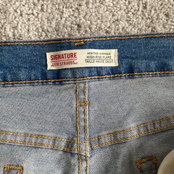 3/$10 SALE Signature Levi's Jeans High Rise Flares - Picture 2 of 4